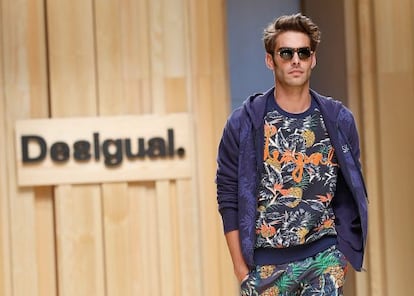 Jon Kortajarena desfiló para Desigual, que presentó una colección exclusivamente masculina