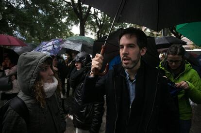 Jaime Palomera, del Sindicato de Inquilinos, antes de entrar a declarar por supuestas coacciones a una arrendataria de Barcelona.