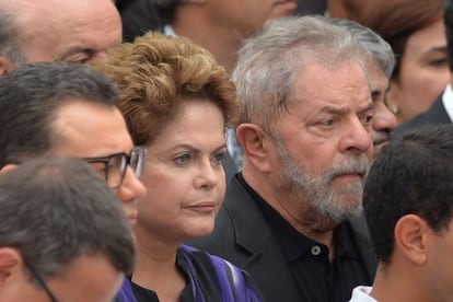 Dilma Rousseff e Lula acompanham a cerimônia religiosa.