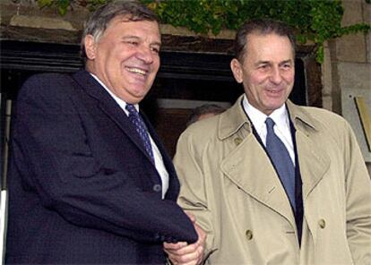 Ivan Slavkov, a la izquierda, saluda a Jacques Rogge, en una visita del presidente del COI a Bulgaria en 2003.