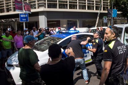 Un grupo de taxistas discuten con la Guardia Urbana de Barcelona tras la manifestación por las calles de Barcelona.