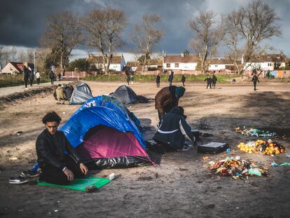 Inmigrantes en las inmediaciones de Calais (Francia) donde aguardan para intentar curzar através del canal de la Mancha, via marítima a Reino Unido
Óscar Corral
27/11/21