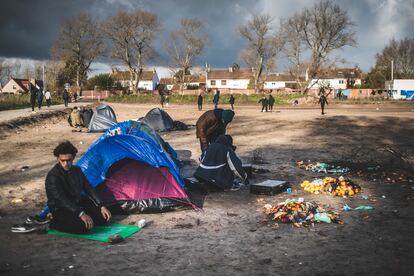 Inmigrantes en las inmediaciones de Calais (Francia) donde aguardan para intentar curzar através del canal de la Mancha, via marítima a Reino Unido
Óscar Corral
27/11/21