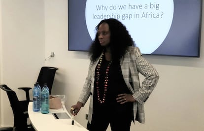 Grace Aluoch, profesora de Relaciones Internacionales en la IE Business School y presidenta de África 2.0, imparte una clase de liderazgo en África el pasado 17 de septiembre