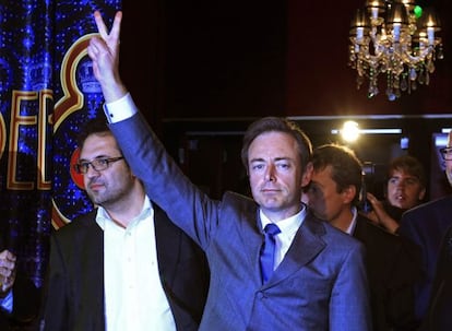 El líder del partido derechista y separatista N-VA, Bart de Wever, celebra su victoria en Amberes.