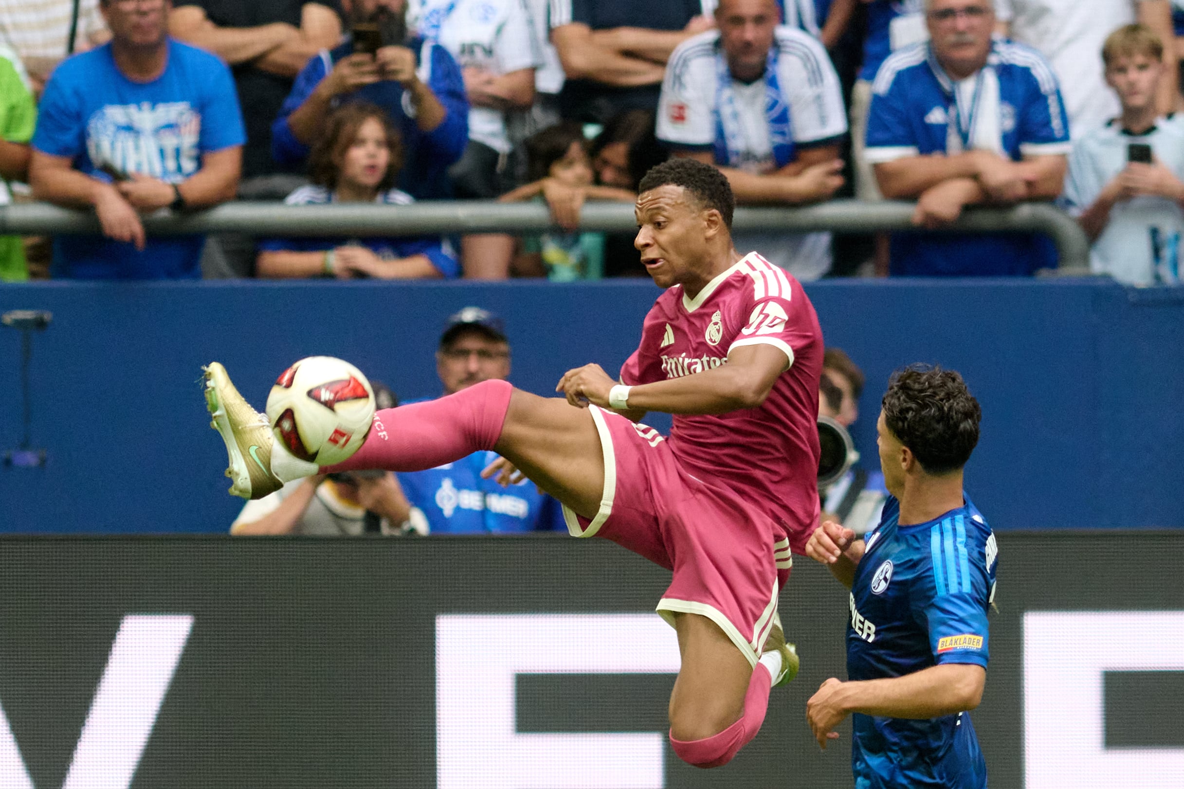 Mbappé vuelve y enciende al Madrid en el triunfo ante el Schalke