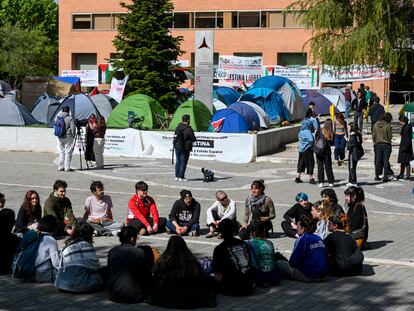 MADRID, 08/05/2024.- Estudiantes de la Complutense acampan en el campus de Ciudad Universitaria en Madrid, en apoyo a Palestina, este miércoles. EFE/ Fernando Villar
