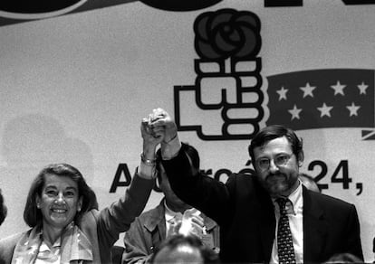 Cristina Alberdi y Jaime Lissavetzky, presidenta y secretario respectivamente, saludan cogidos de la mano durante el Congreso del FSM, en 1997.