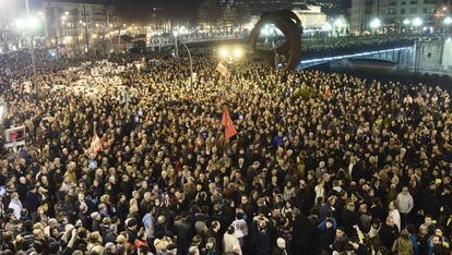 Los manifestantes, a su llegada al ayuntamiento de Bilbao, lugar donde ha finalizado la manifestaci&oacute;n. 