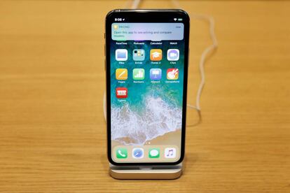 FILE PHOTO: An iPhone X is displayed on a table at an Apple store in New York, U.S., November 3, 2017. REUTERS/Lucas Jackson/File Photo