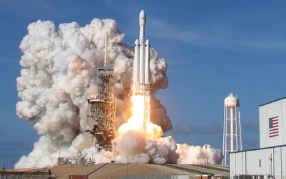 A SpaceX Falcon Heavy rocket lifts off from historic launch pad 39-A at the Kennedy Space Center in Cape Canaveral, Florida, U.S., February 6, 2018. Picture taken February 6, 2018. REUTERS/Thom Baur