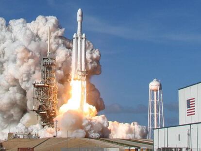 A SpaceX Falcon Heavy rocket lifts off from historic launch pad 39-A at the Kennedy Space Center in Cape Canaveral, Florida, U.S., February 6, 2018. Picture taken February 6, 2018. REUTERS/Thom Baur