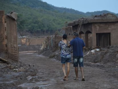 Moradores voltam ao vilarejo de Bento Rodrigues depois da trag&eacute;dia. 