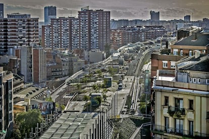 Vista de les obres de cobriment de les vies de Renfe al barri de Sants.