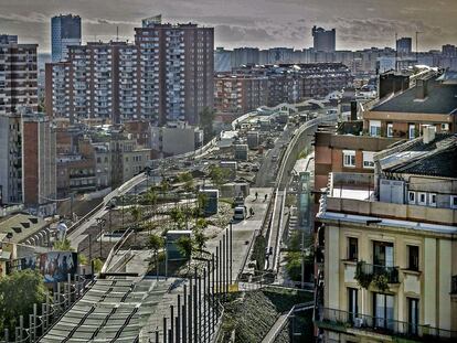 Vista de las obras de cubrimiento de las v&iacute;as de Renfe en el barrio de Sants.