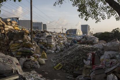 Una tierra de nadie entre mundos separados. En los confines de Dharavi, la distinción entre basureros, negocios de reciclado y áreas residenciales se borra. La zona está pegada al nuevo distrito financiero de Bombai, el Complejo Bandra Kurla, todavía en construcción.