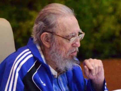 El fundador del régimen, Fidel Castro, asiste con su hermano Raúl a la sesión en la que se ha anunciado la nueva dirección