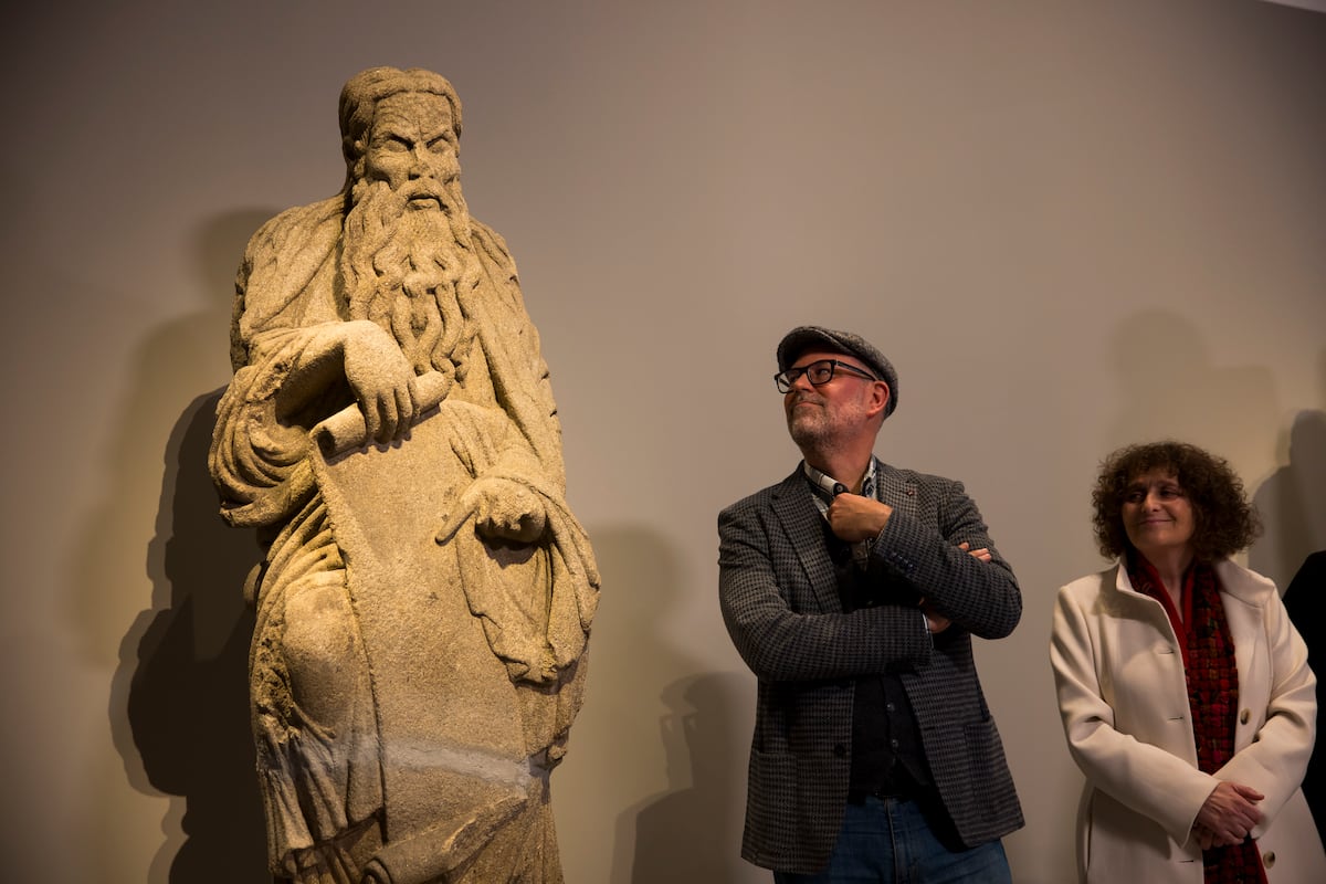 Santiago recibe con honores las figuras del Pórtico de la Gloria tras 70 años decorando la vida de los Franco