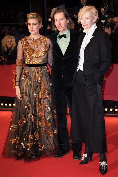 Greta Gerwig y Tilda Swinton posan junto al director de la cinta, Wes Anderson.