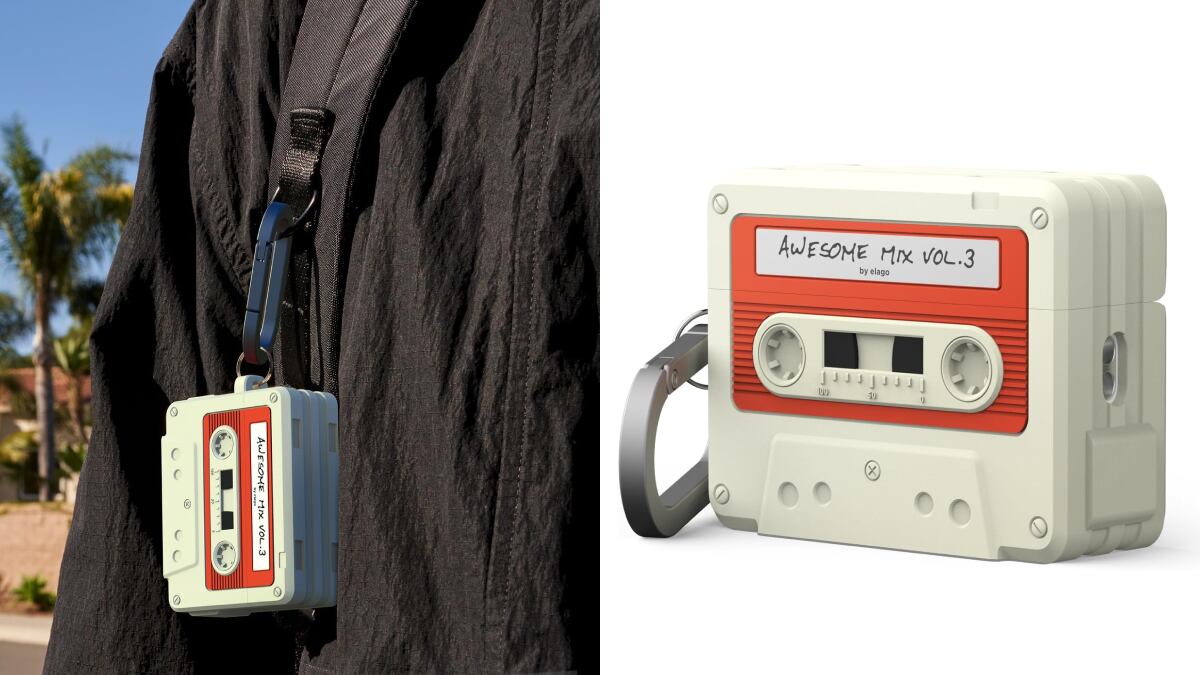 Esta funda 'vintage' para AirPods se puede colgar gracias a su mosquetón incluido.