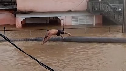 El momento en el que un hombre nada en Cuba en las inundaciones causadas por Melissa
