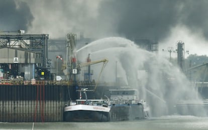 La segunda explosión ha provocado una densa nube de humo y varios equipos de bomberos se han desplazado hasta a la zona para combatir las llamas. BASF ha admitido que cuatro trabajadores han resultado heridos en el primer incidente y que han sido trasladados a un hospital cercano, mientras que tras el segundo incidente habló de "varios" heridos y desaparecidos. En la imagen, bomberos intenta apagar el incendio en la planta química de Ludwigshafen.