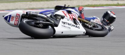 Lorenzo se cae de la moto en los entrenamientos de ayer en Brno.