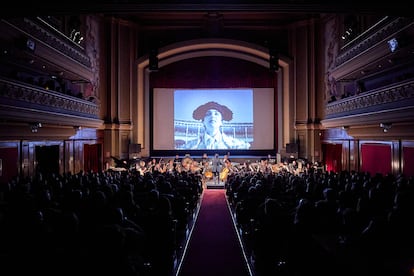 Proyección de la pelicula Blancanieves, con música en directo, en el marco de las actividades de los Premios Goya, en el teatro Isabel la Católica de Granada.