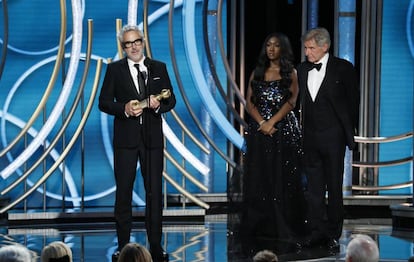 Alfonso Cuarón con el Globo de Oro al mejor director.