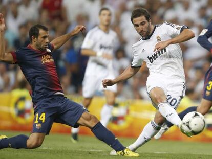 Higuain remata a porteria ante Mascherano