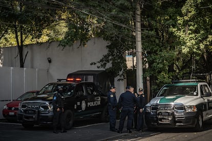 Miembros de la Secretaría de Seguridad Ciudadana de la Ciudad de México resguardan el domicilio del periodista mexicano, Ciro Gómez Leyva un día después del atentado.