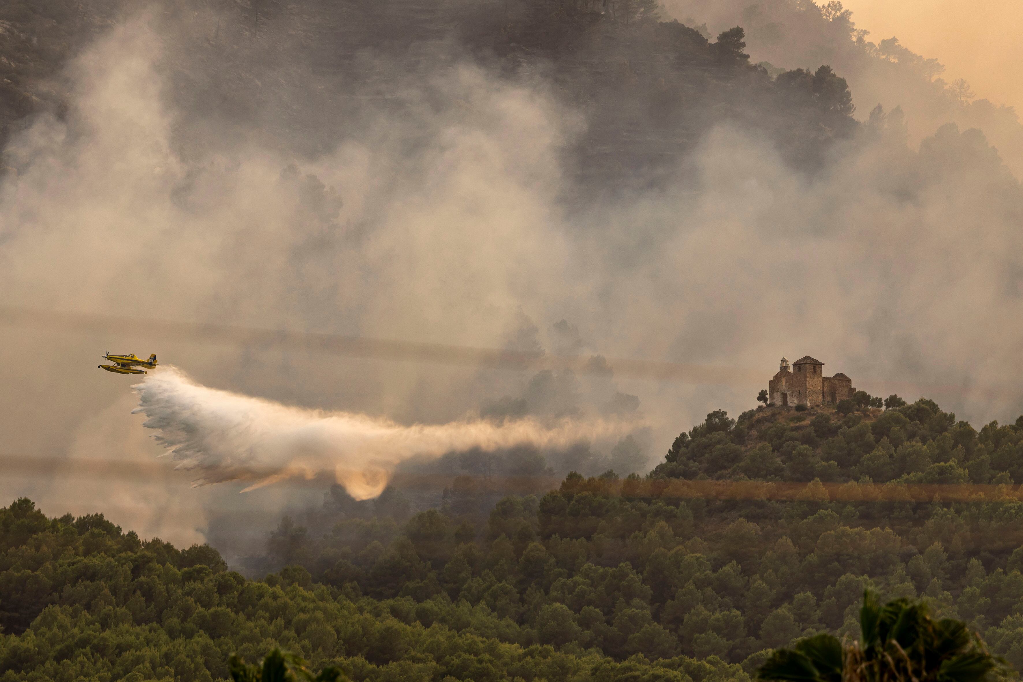 Una noche de tregua para el incendio de la Vall d’Uixó que devora la sierra de Espadán
