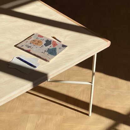 Con un cuerpo de madera y perchas metálicas como soporte, las mesas de Estudio Tornasol diseñadas para Fonte son un guiño a la arquitectura estructural del bilbaíno Secundino Zuazo.