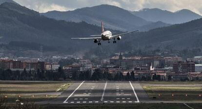 Un avión aterriza con problemas en el aeropuerto de Loiu debido al temporal de viento.