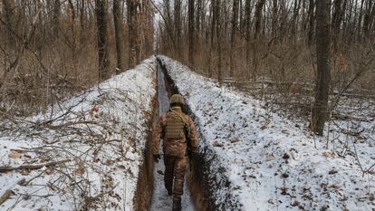 Um militar ucraniano na linha de contato perto da cidade de Avdiivka, na região de Donetsk, em 13 de fevereiro.