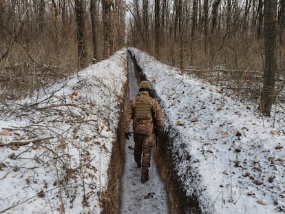 Um militar ucraniano na linha de contato perto da cidade de Avdiivka, na região de Donetsk, em 13 de fevereiro.