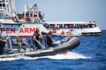 El fundador de la ONG Proactiva Open Arms, Òscar Camps, ha asegurado este viernes 16 de agosto que Italia incumple la sentencia judicial y ha reprochado que la "reclusión forzada" de los migrantes a bordo del 'Open Arms' va contra Naciones Unidas.
