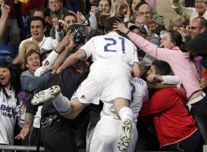 Los madridistas festejan con sus hinchas uno de sus goles.