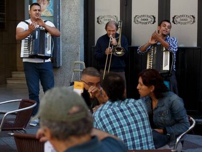 Foto de archivo de músicos callejeros en el centro de Madrid.