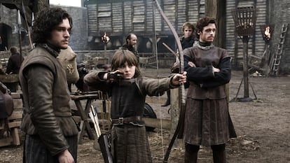 Kit Harington, Isaac Hempstead-Wright y Richard Madden, en el primer episodio de la serie.