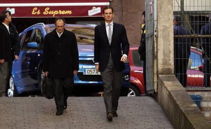 Iñaki Urdangarin acompañado por su abogado, Mario Pascual Vives, acude a los juzgados de Palma de Mallorca, para declarar ante el juez José Castro por el "caso Nóos", pieza separada del "caso Palma Arena", acusado de desviar fondos públicos, el 25 de febrero de 2012.