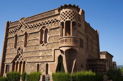 La vila de Santa Coloma de Cervelló no requereix gaire presentació si parlem del petit tresor que hi alberga dins. La Colònia Güell, encapçalada per la seva cripta, és una de les obres cabdals del mestre arquitectònic Antoni Gaudí. Per accedir-hi, el consorci de la Colònia Güell ha creat una xarxa d’autobusos per no massificar el poble amb el transport privat.