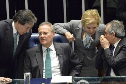 Senators Eunicio Oliveira, Renan Calheiros, Marta Suplicy and Raimundo Lira talking in the upper house.