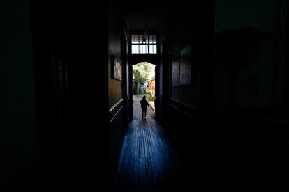 Un niño migrante corre dentro del refugio Nuestra Casa en el barrio Yungay de Santiago, Chile, el jueves 30 de mayo de 2024.