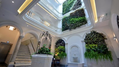 Patio interior del hotel El Armador Casa Palacio, en Cádiz.