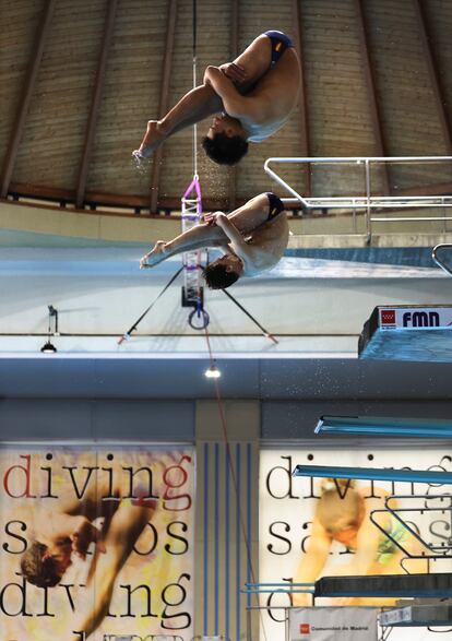 Adrián Abadia y Nico García Boissier, en un salto en las piscinas del Mundial 86 en Madrid.