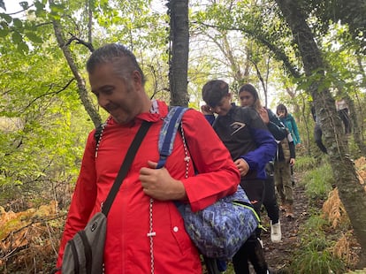 Varios participantes de la actividad de la empresa Baños de Bosque Madrid en el bosque milenario de La Herrería, en El Escorial.