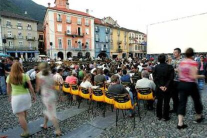 Espectadores en la Piazza Grande de Locarno, poco antes de inaugurarse la 58ª edición del Festival de Cine.