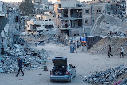 Varios ciudadanos palestinos pasean entre las casas derruidas tras el bombardeo de Israel en Khan Younis, este miércoles en el sur de la franja de Gaza.