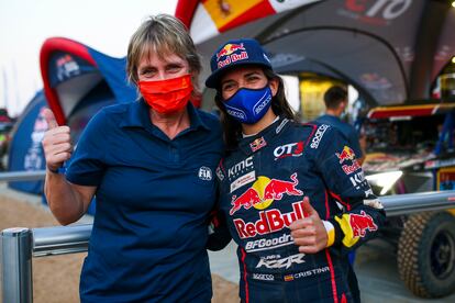 Jutta Kleinschmidt y Cristina Gutiérrez, el pasado domingo en el vivac del Dakar.